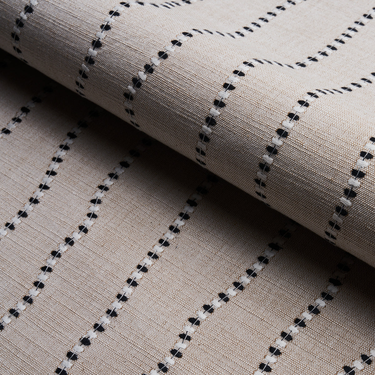 Schumacher Elodie Embroidery Natural sfeerbeeld