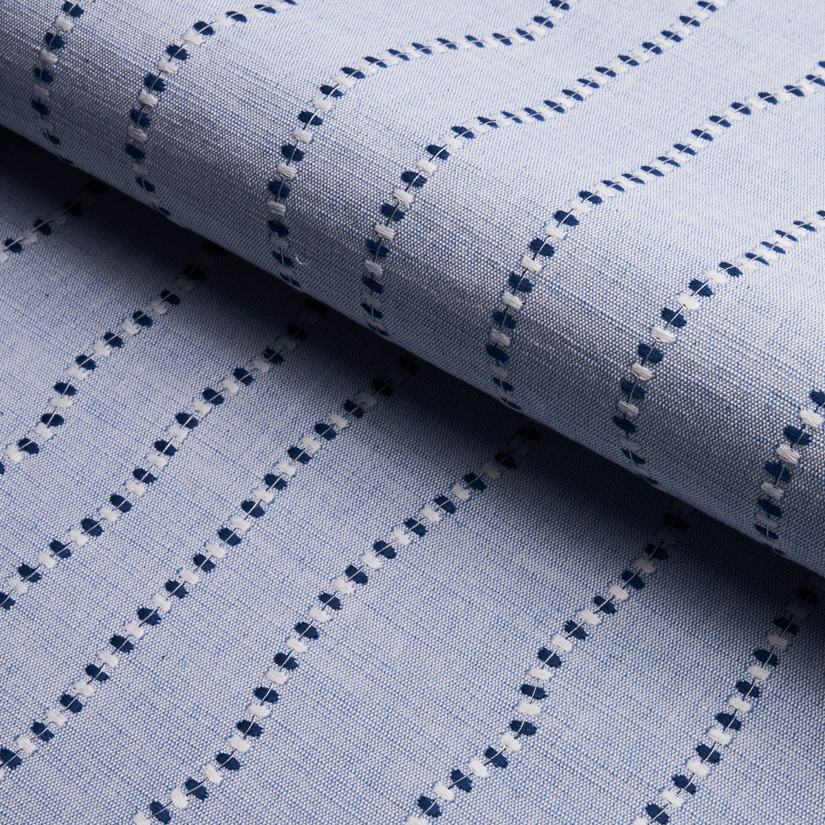 Schumacher Elodie Embroidery Chambray sfeerbeeld