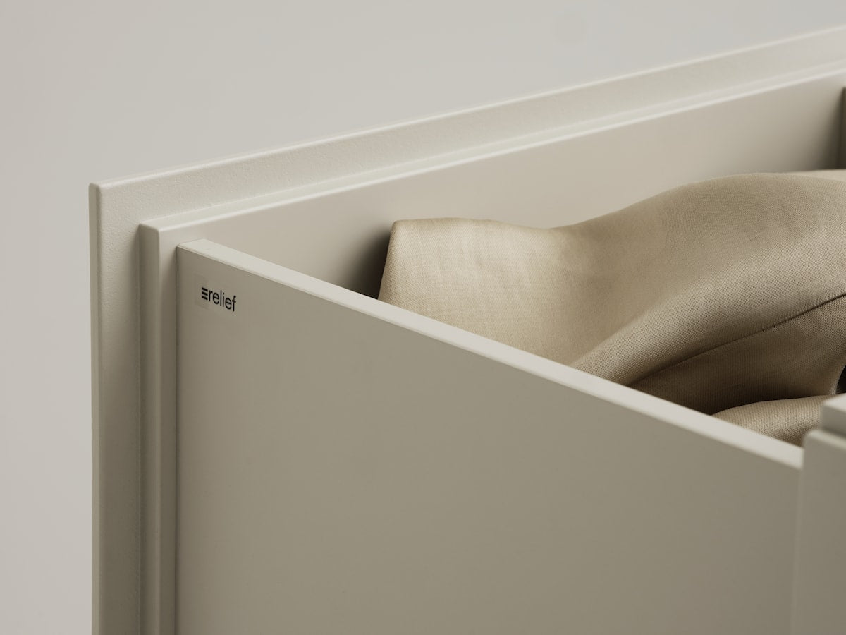 String Relief lage en hoge ladekast met poten Beige
