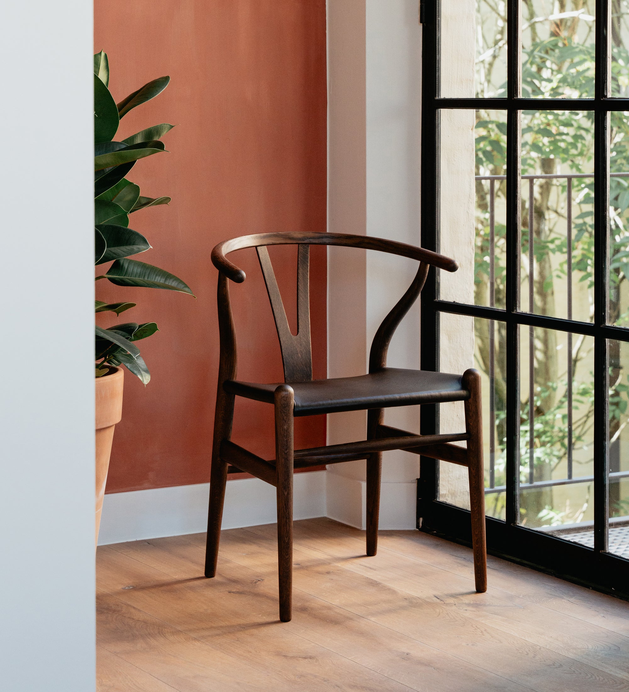 Carl Hansen & Son Wishbone Stoel CH24 limited edition sfeerbeeld