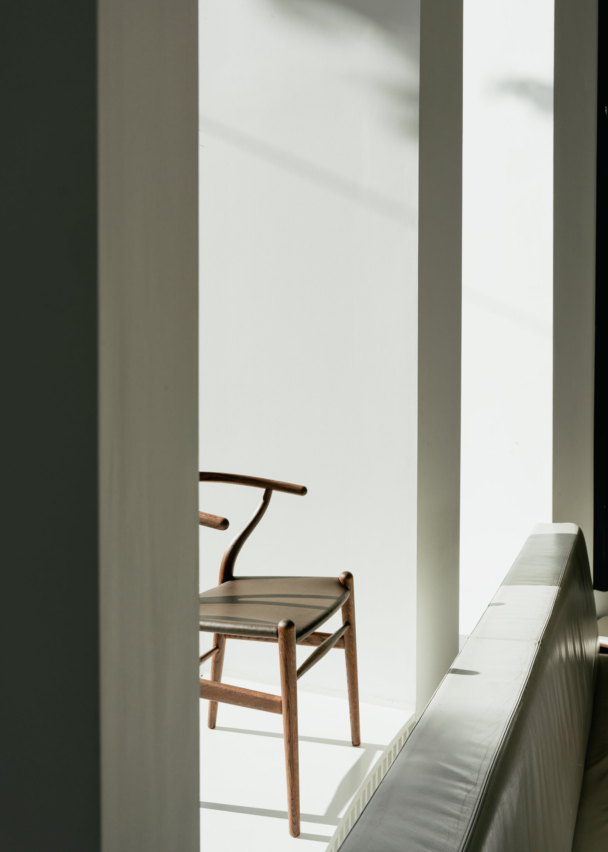 Carl Hansen & Son Wishbone Stoel CH24 limited edition sfeerbeeld