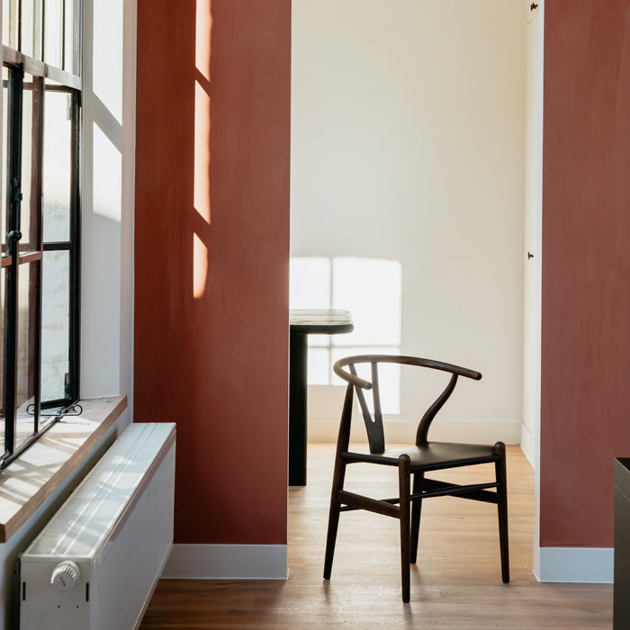 Carl Hansen & Son Wishbone Stoel CH24 limited edition sfeerbeeld