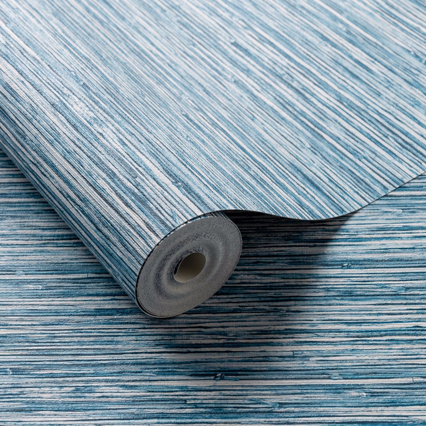 Clarke_Clarke behang Xan in de kleur Caribbean W0192 als behangrol