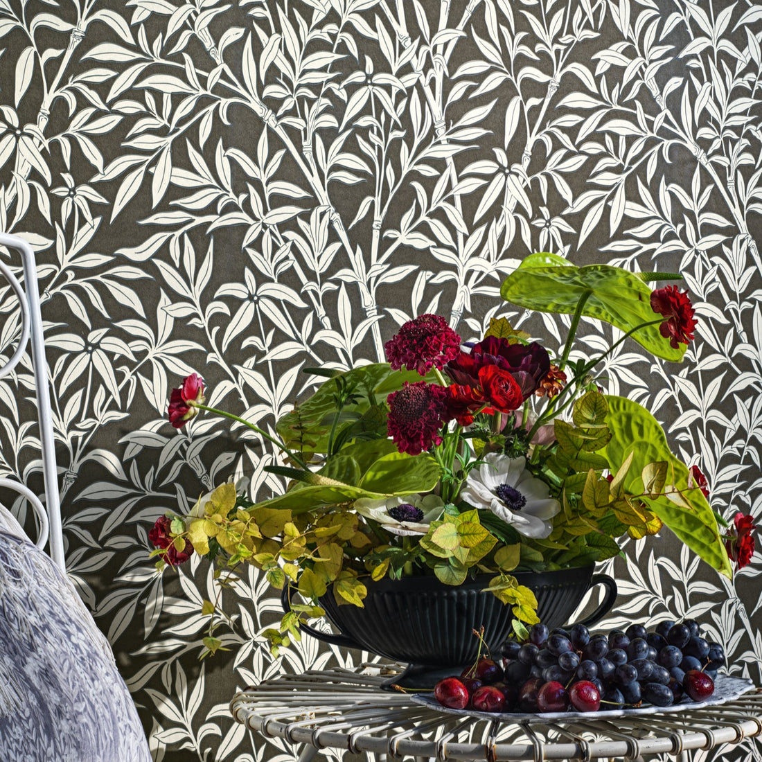 Cole & Son behang Bamboo Forest Snow On Soot 127/1007 Classics Collection Vol.1  sfeerafbeelding