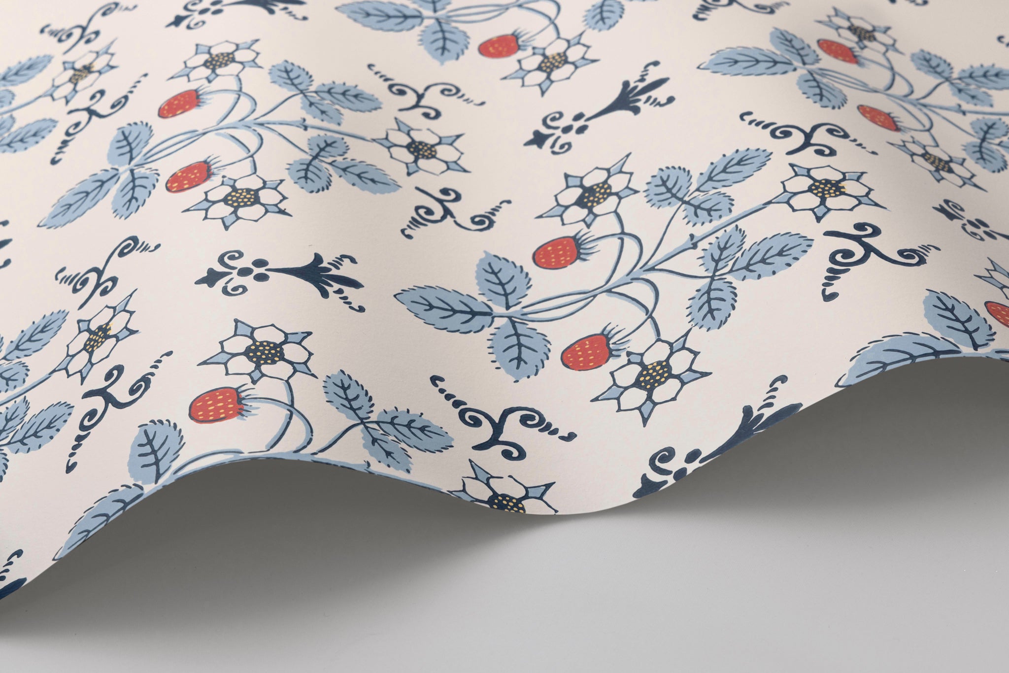 Cole & Son Strawberry behang China Blue On Cream 127/2010 Classics Collection Vol.1