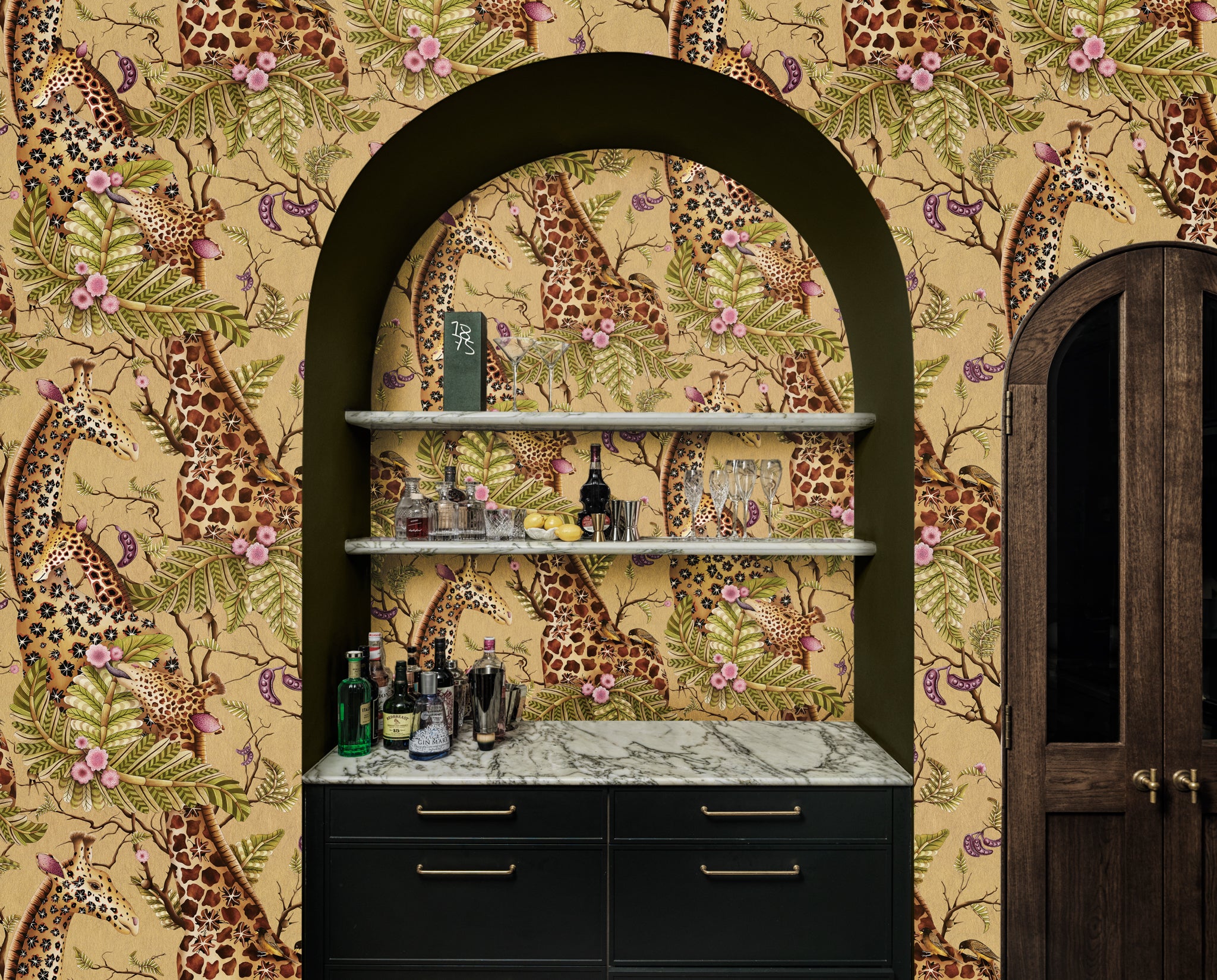 Cole and Son behang Royal Giraffe Stone & Mulberry 129/3012 sfeerafbeelding