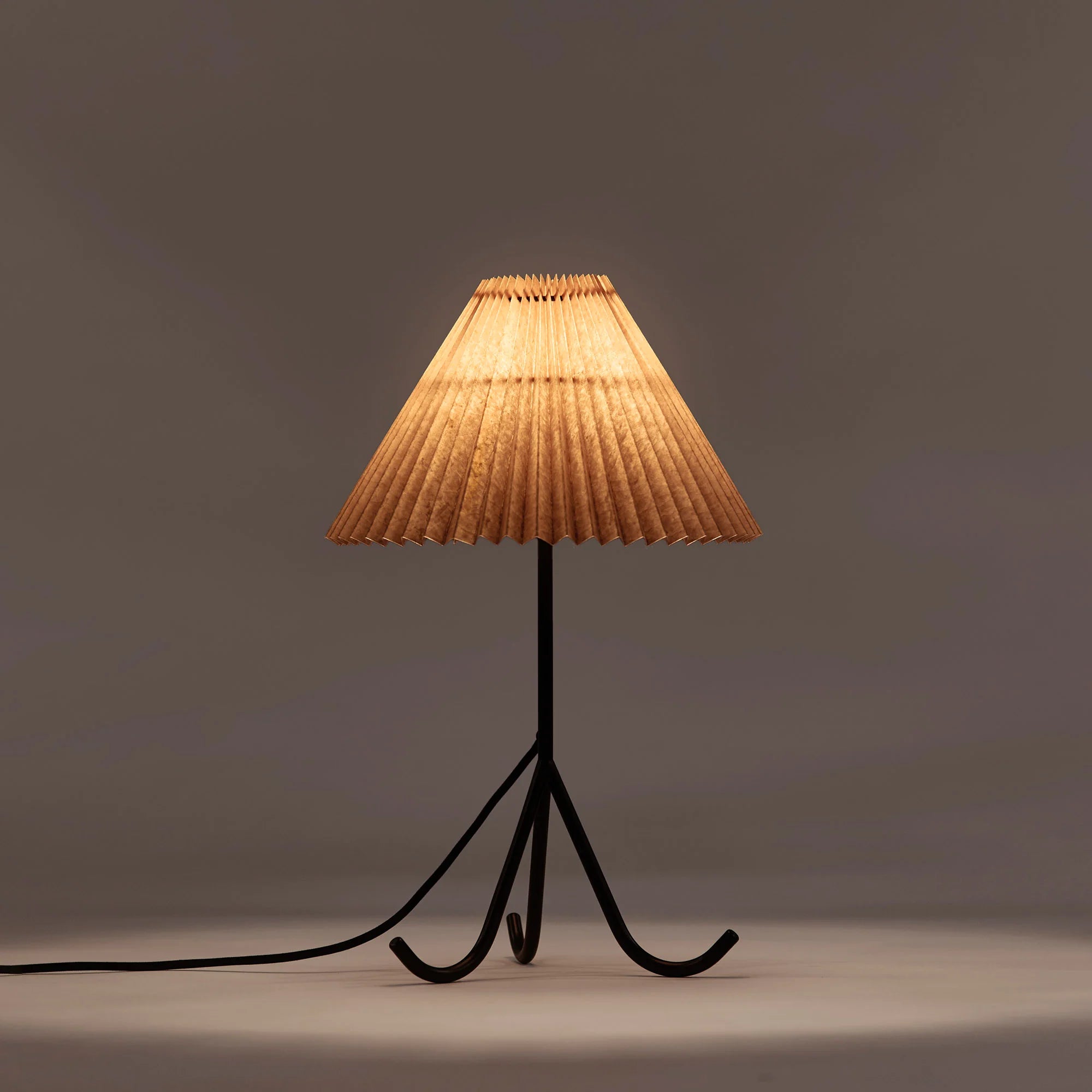 Dusty Deco Geraldine table lamp aan
