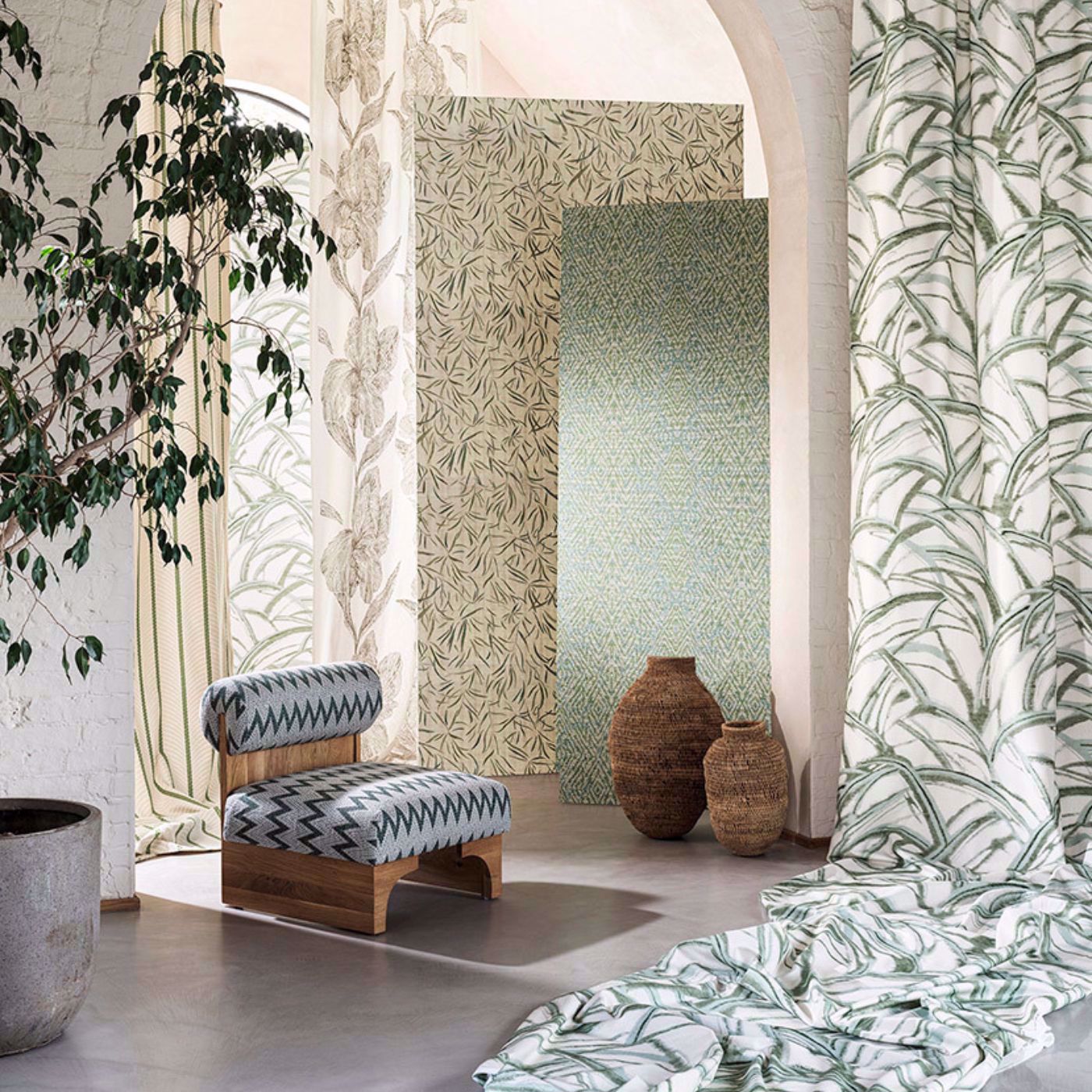 Harlequin behang Moji Evergreen_Straw 113194 sfeerafbeelding