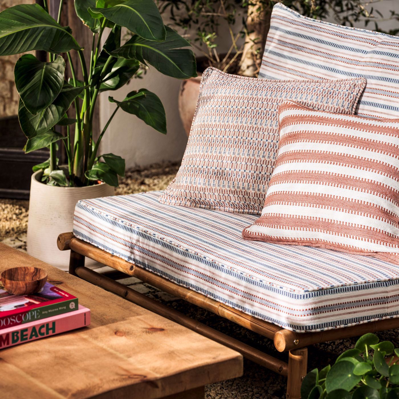 Harlequin outdoor stof Ocala Stripe - Iris/Chalk 134522 als sfeerafbeelding