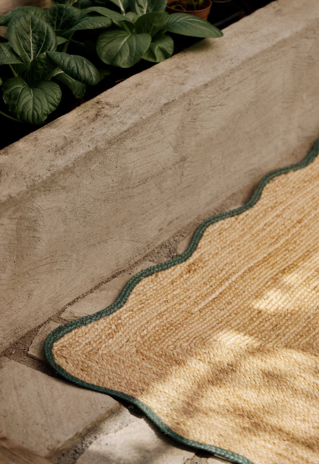 Layered Röllakan Scallop Dark Green Jute runner