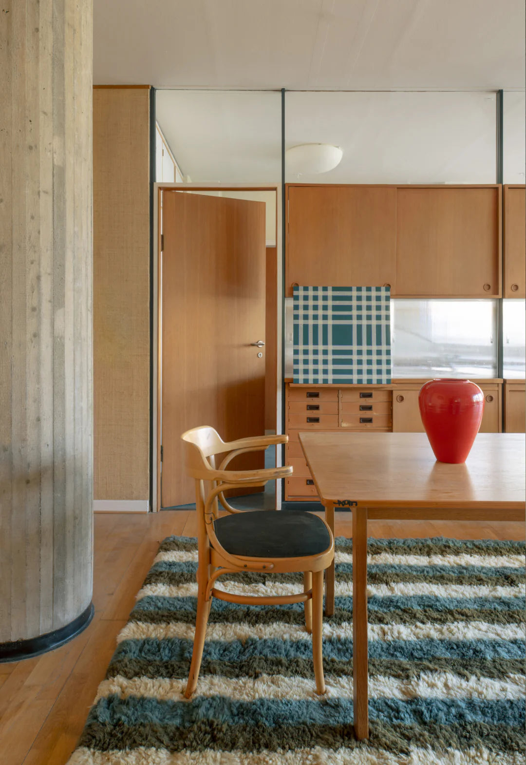 Layered Evelina Kroon Rya Wool vloerkleed Arable Land sfeerbeeld eetkamer