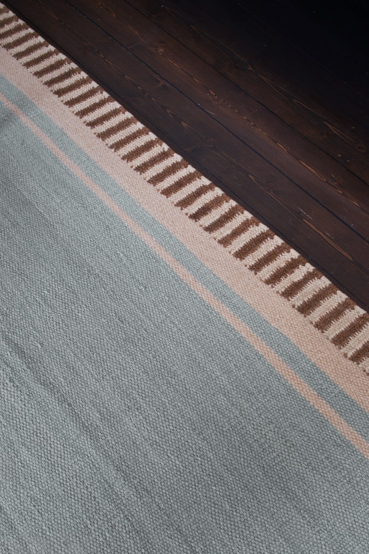 Layered Röllakan Sky Blue solid wool vloerkleed
