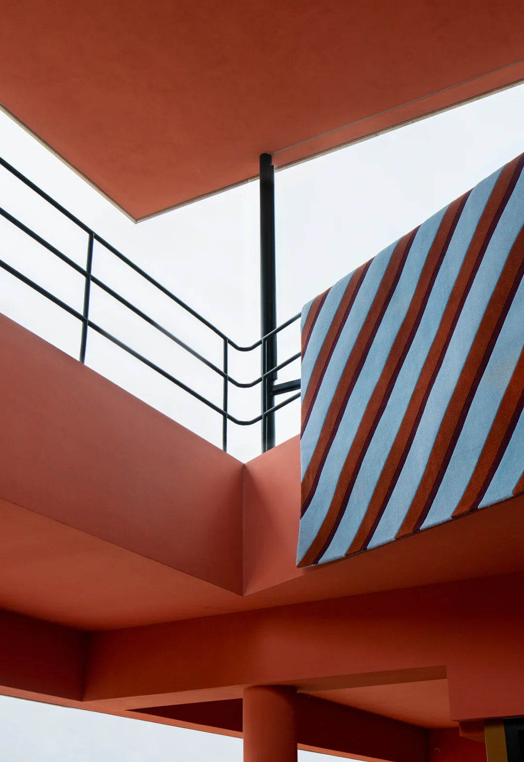 Layered Teklan Diagonal Sky wool vloerkleed