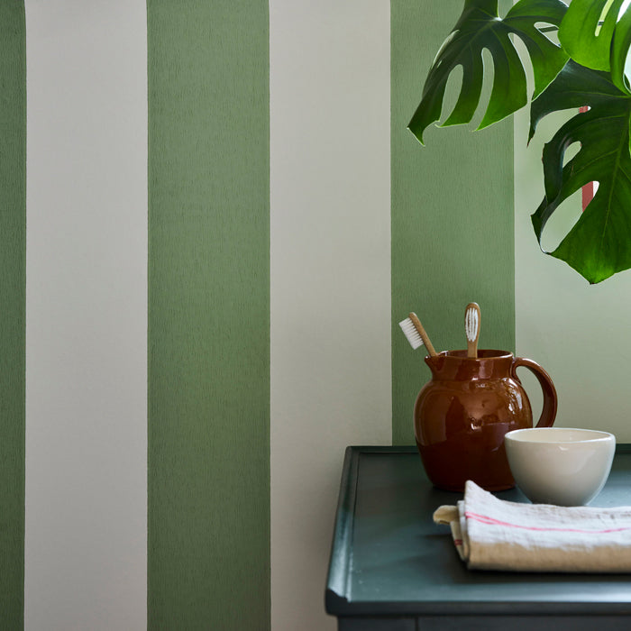 Little Greene behang Broad Stripe in de kleur Pea Green sfeerbeeld