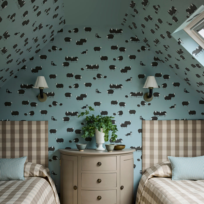 Little Green Nip en Lassie behang in de kleur Celestial Blue sfeerafbeelding slaapkamer