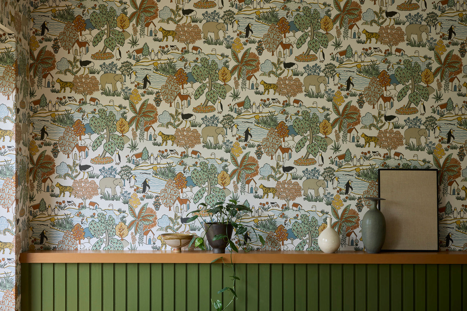 Little Greene Animal Kingdom in kleur Pea. Collectie Storybook Papers.