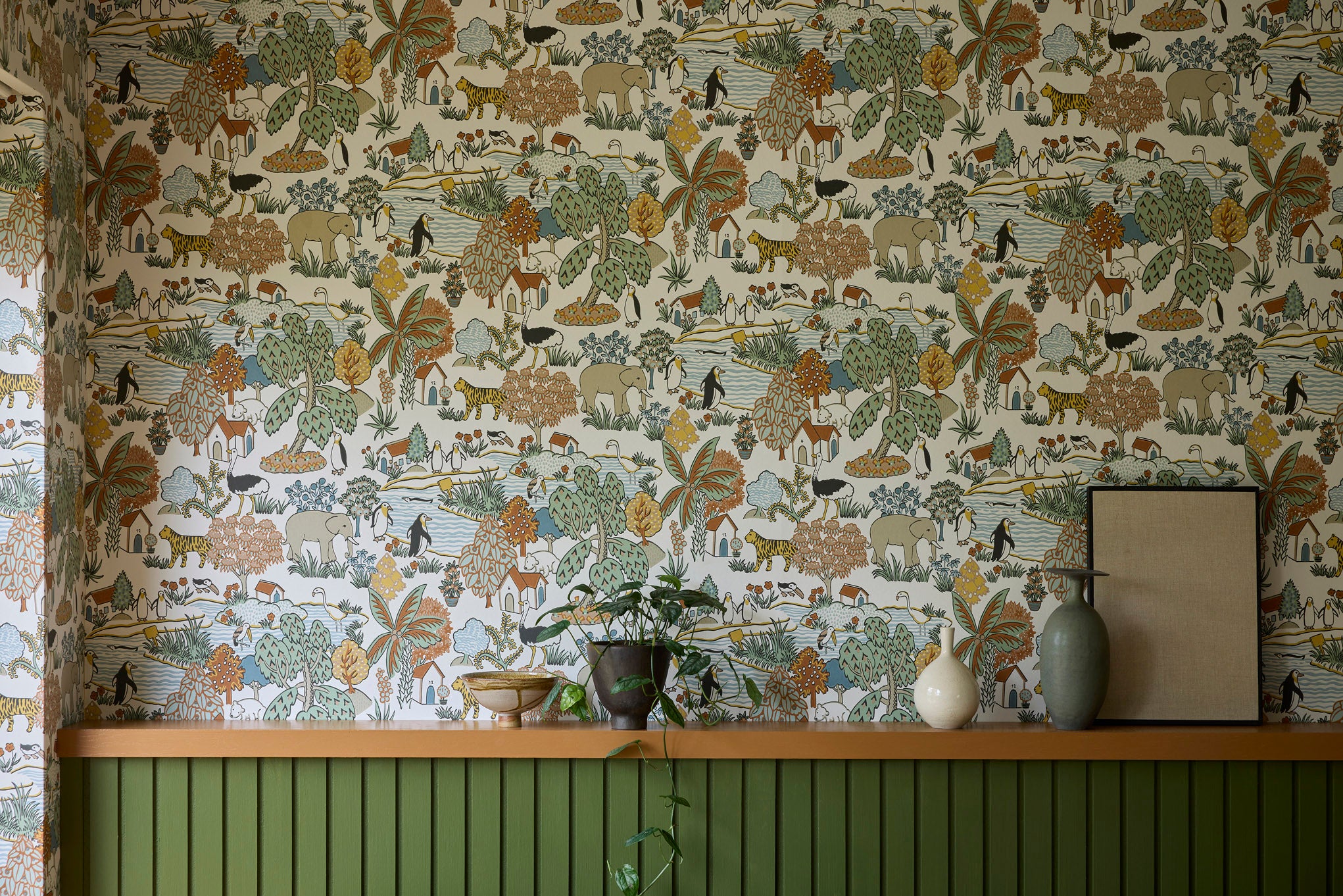 Little Greene Animal Kingdom in kleur Pea. Collectie Storybook Papers.