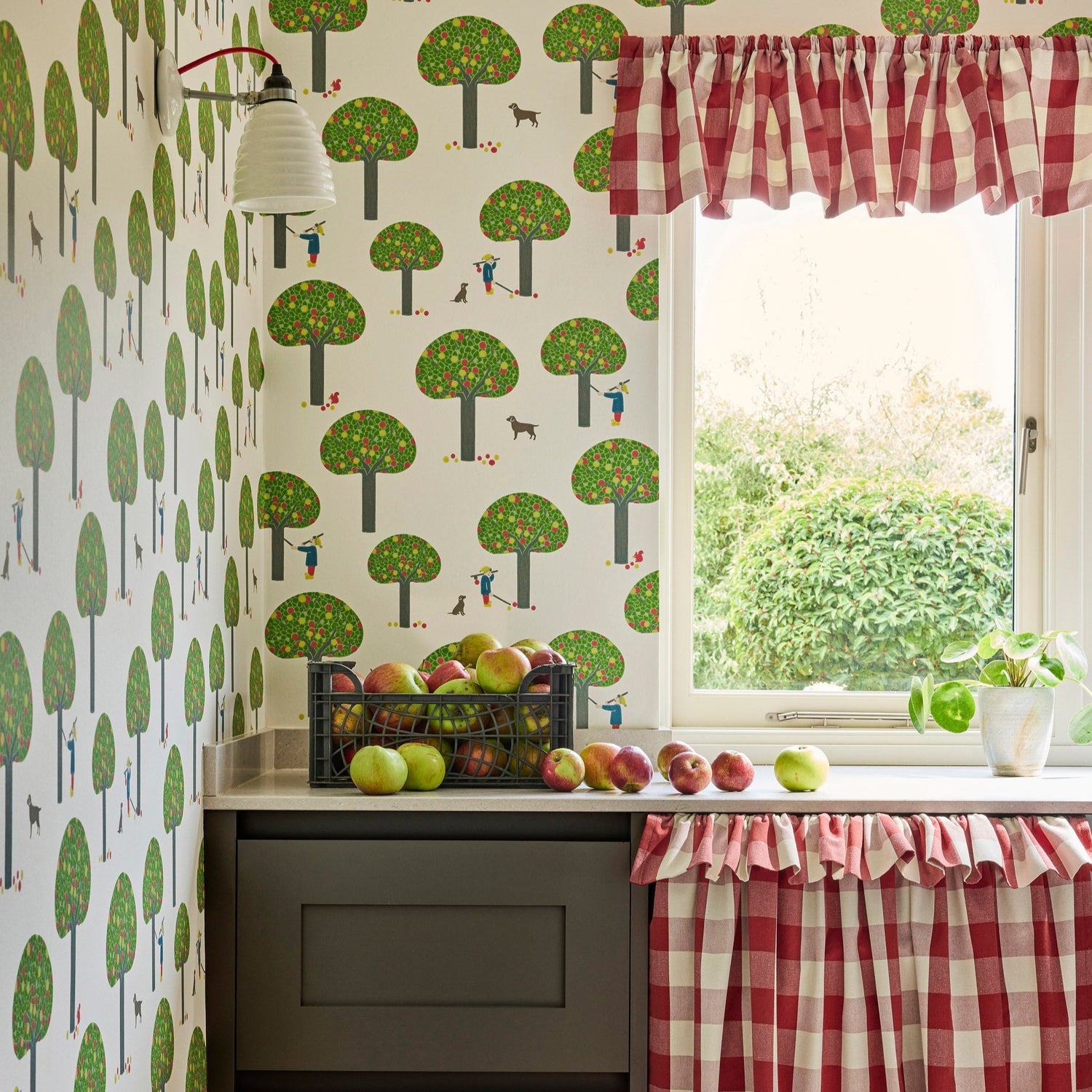 Little Green Rodney Street behang in kleur Sage & Onion sfeerafbeelding keuken