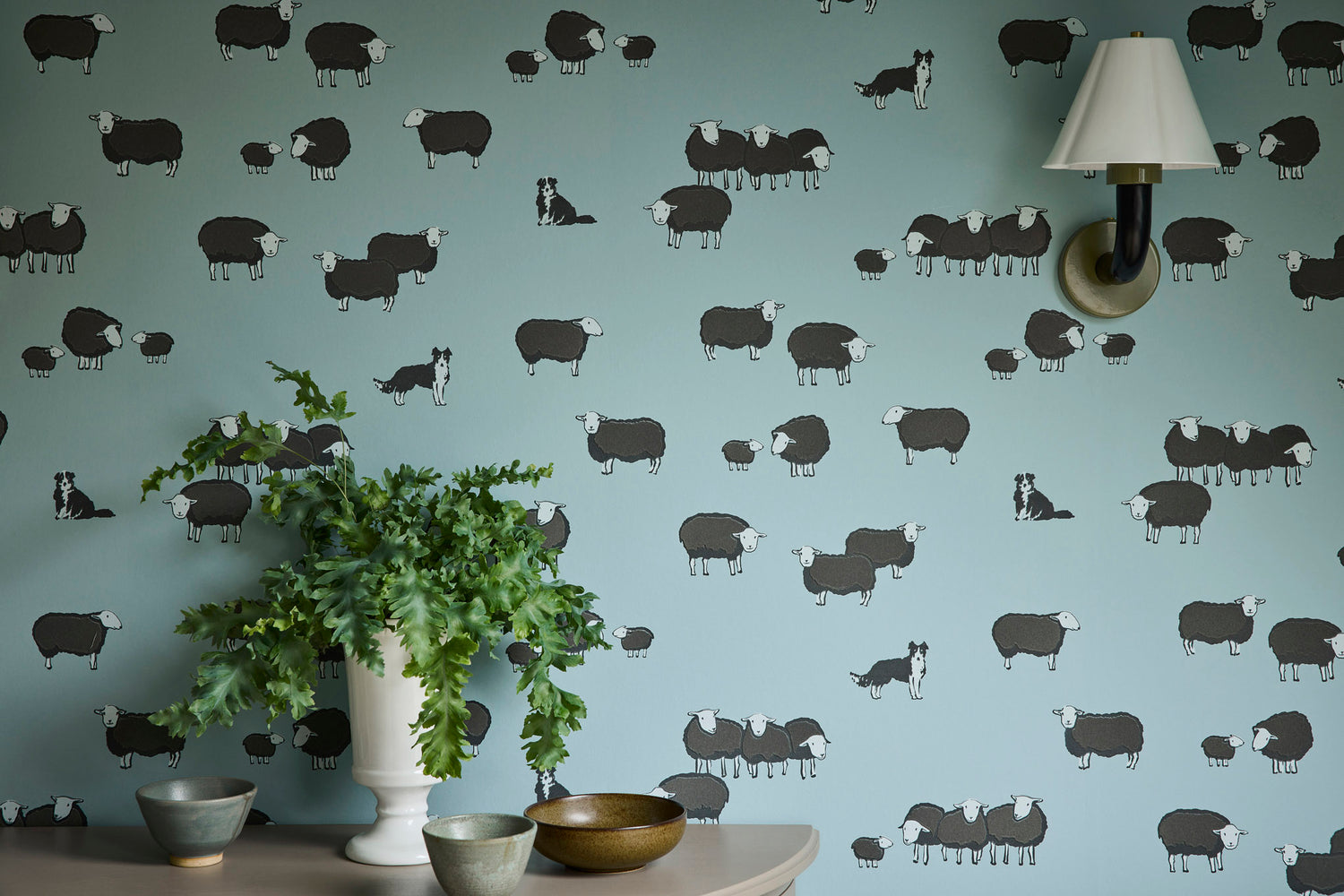 Little Greene Nip en Lassie behang Celestial Blue sfeerafbeelding