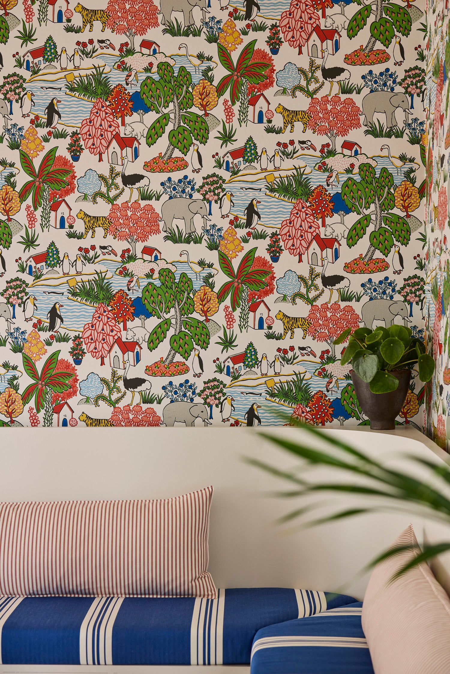 Little Greene Storybook Papers behang Animal Kingdom in kleur Atomic