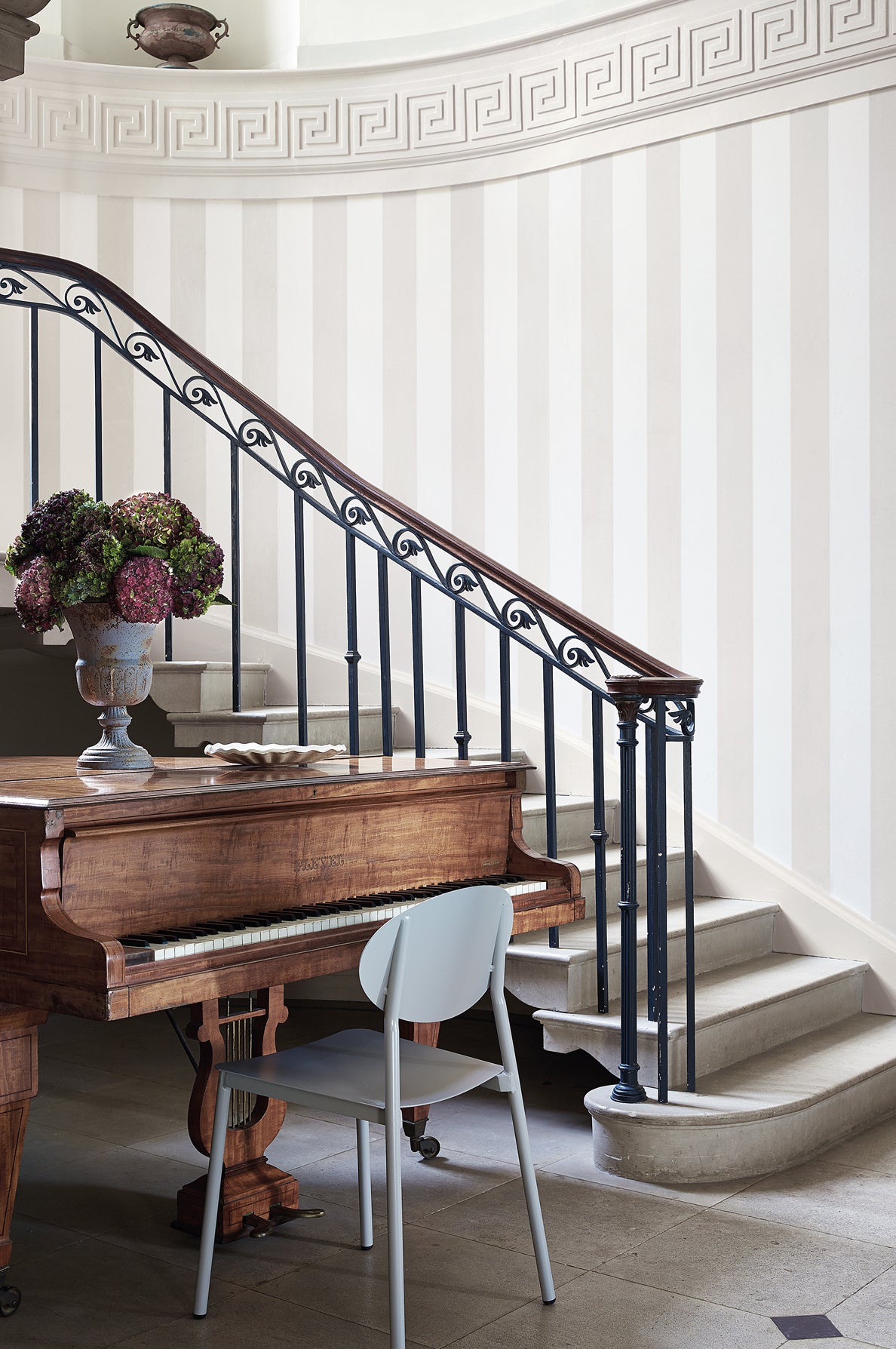 Little Greene behang Broad Stripe Icing als sfeerafbeelding uit de collectie Storybook Papers