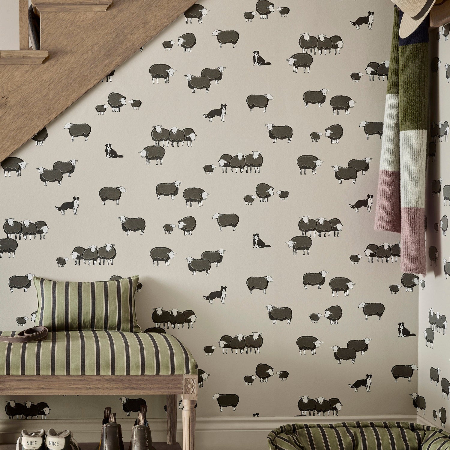Little Greene Nip en Lassie behang sfeerafbeelding hal