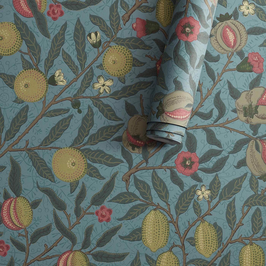 Morris and Co Fruit Woad sfeerbeeld interieur, blauw vliesbehang William Morris 1866