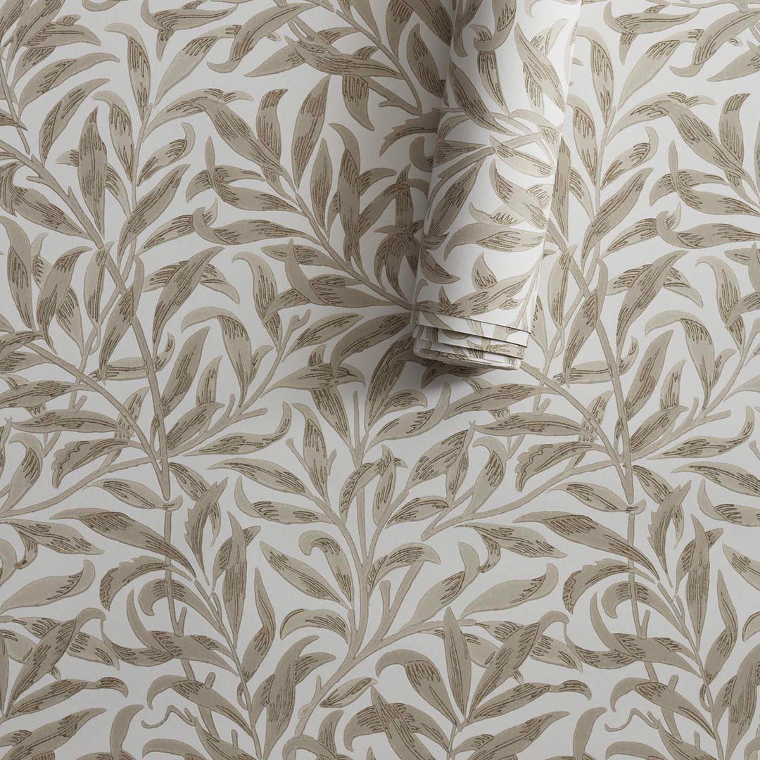 Morris and Co Willow Boughs Stone sfeerbeeld interieur, grijs beige vliesbehang William Morris 1887