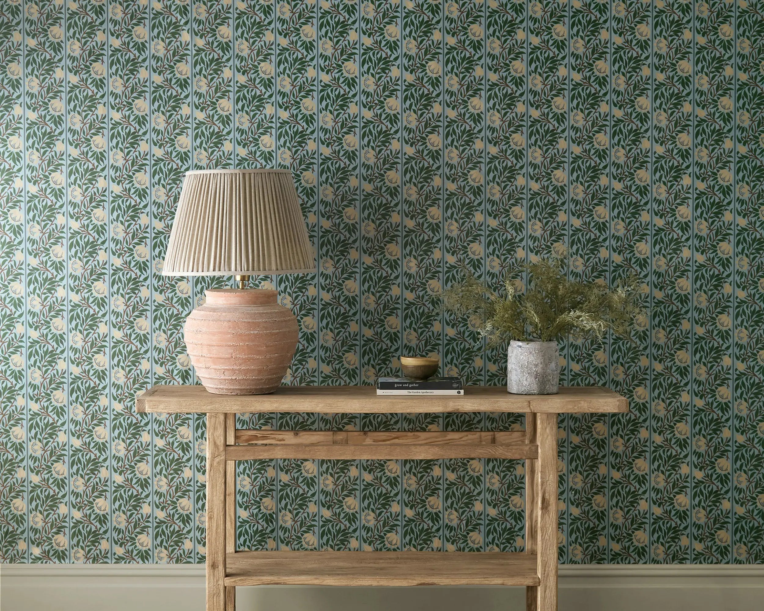 Morris and Co behang Peony Trellis Soft Blue/Nettle 217569