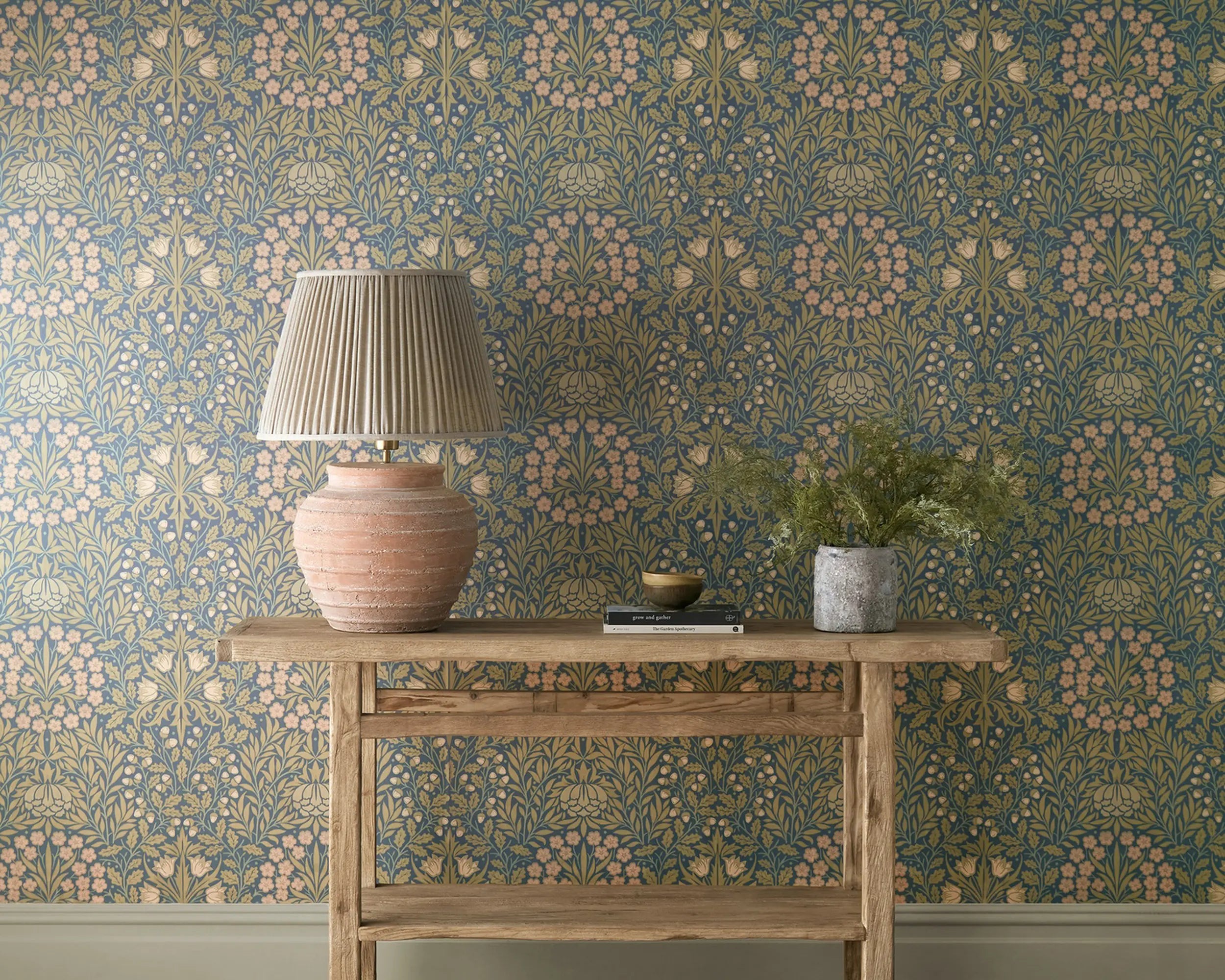 Morris and Co behang Daisy & Oak Powder Blue/Blush 217584