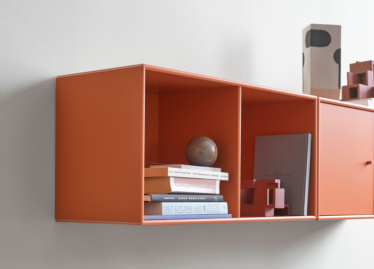 Montana 6112 wandkast met ophangrail sfeerbeeld oranje
