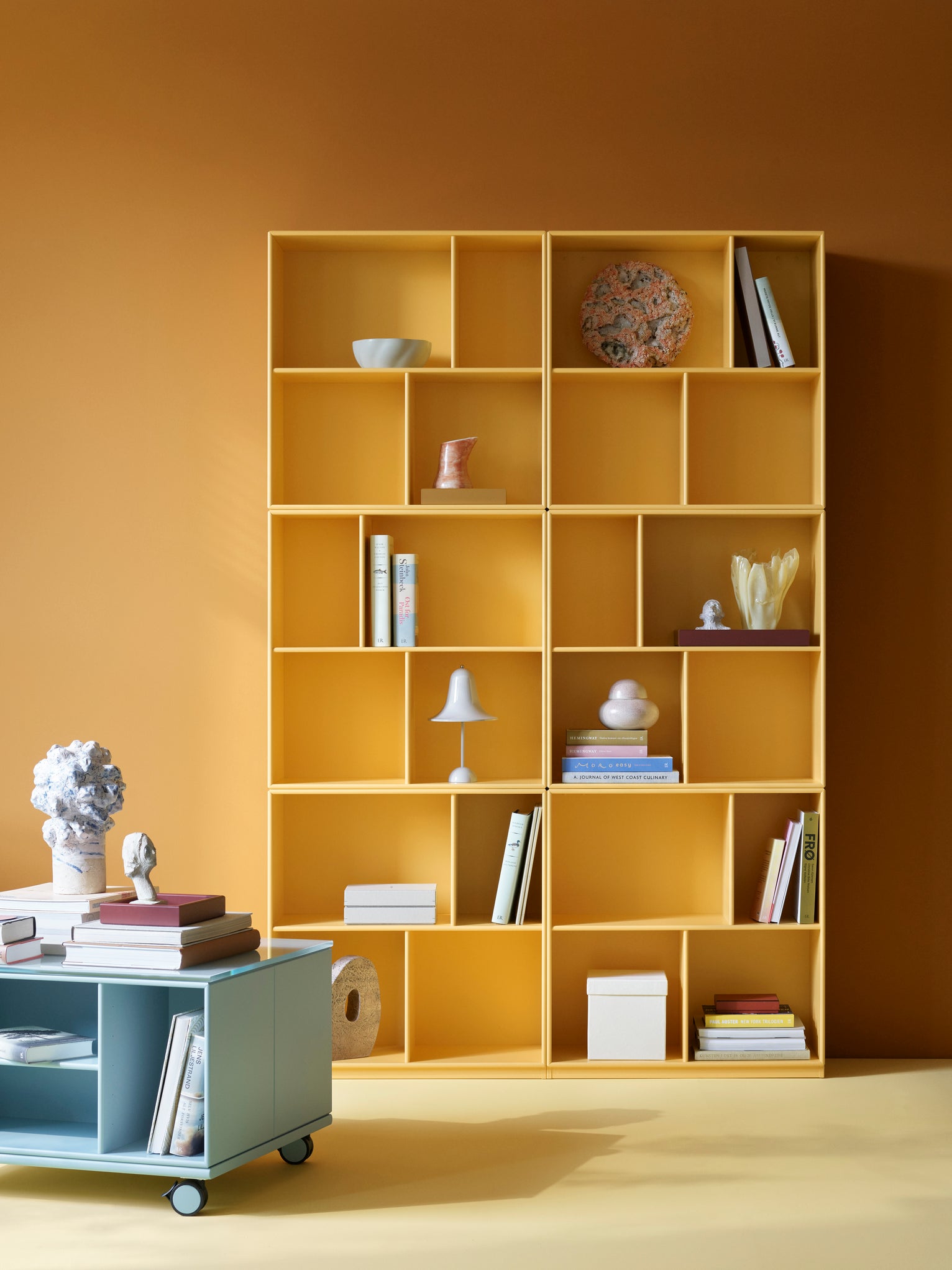Montana Read spacious bookshelf acacia, geel