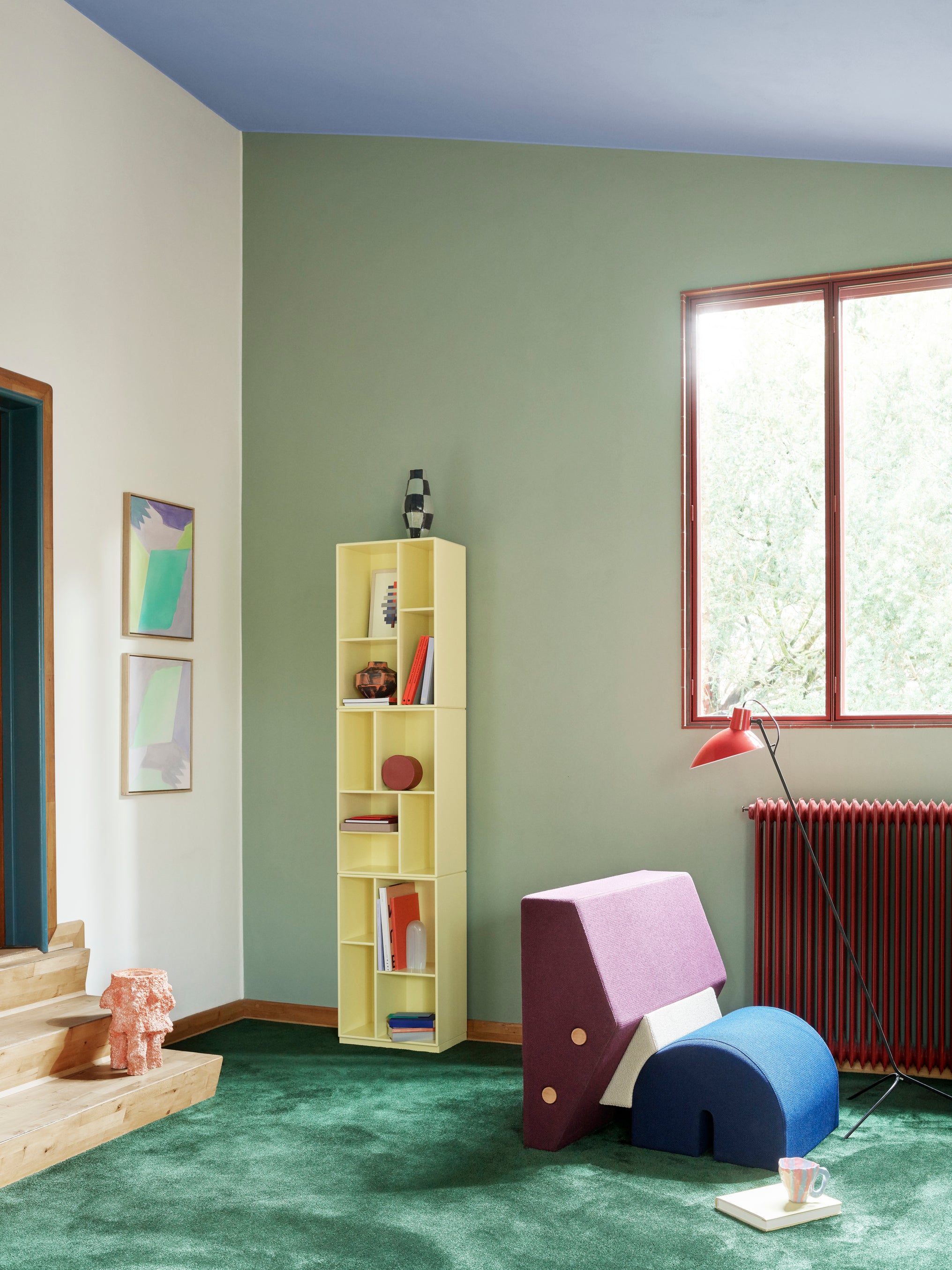 Montana Loom boekenkast camomile, lichrgeel woonkamer setting