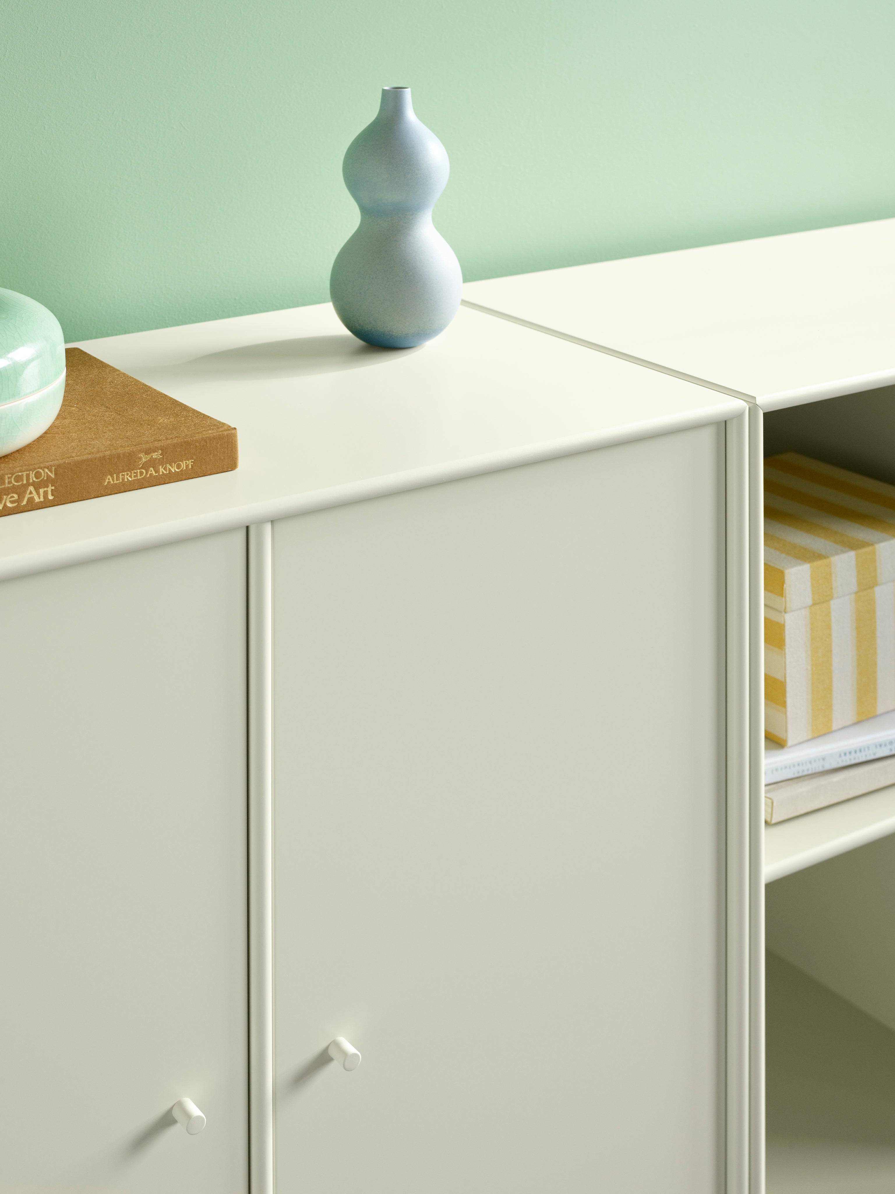 Montana Pair Classic Sideboard close up vanilla