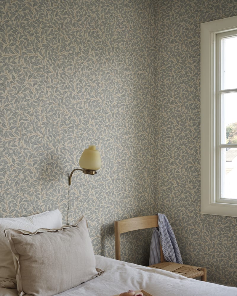 Sandberg behang Jonas Misty Blue S10770 sfeerbeeld