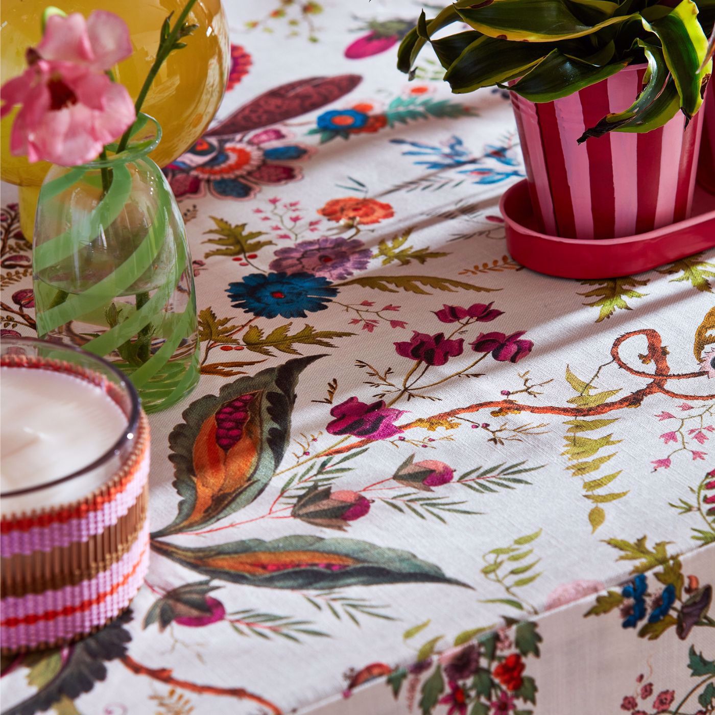 Harlequin stof Wonderland floral Spinel/Peridot/Pearl 121181