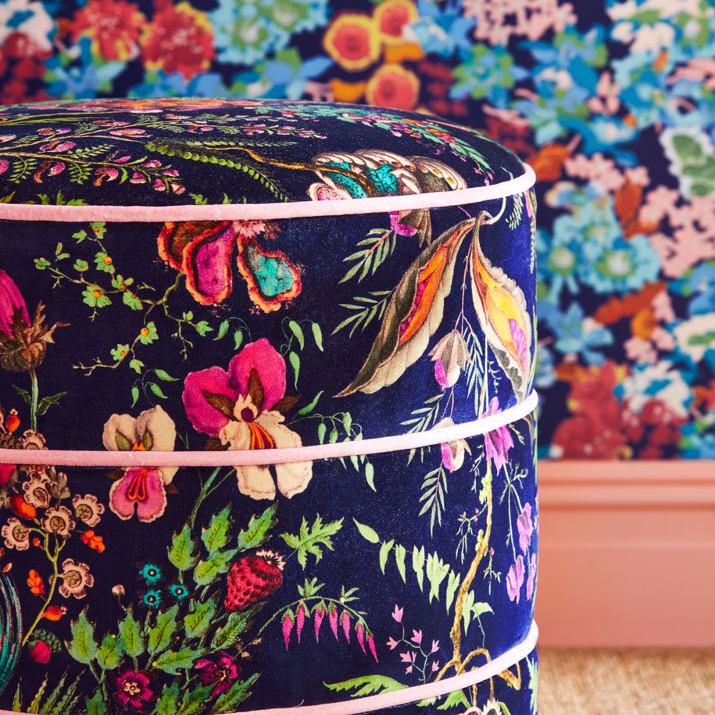 Harlequin stof Wonderland floral Sapphire/Spinel/Emerald 121183