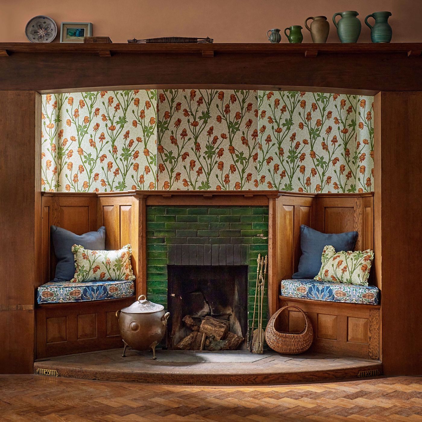 Morris and Co behang Monkshood Tangerine/Sage 217345