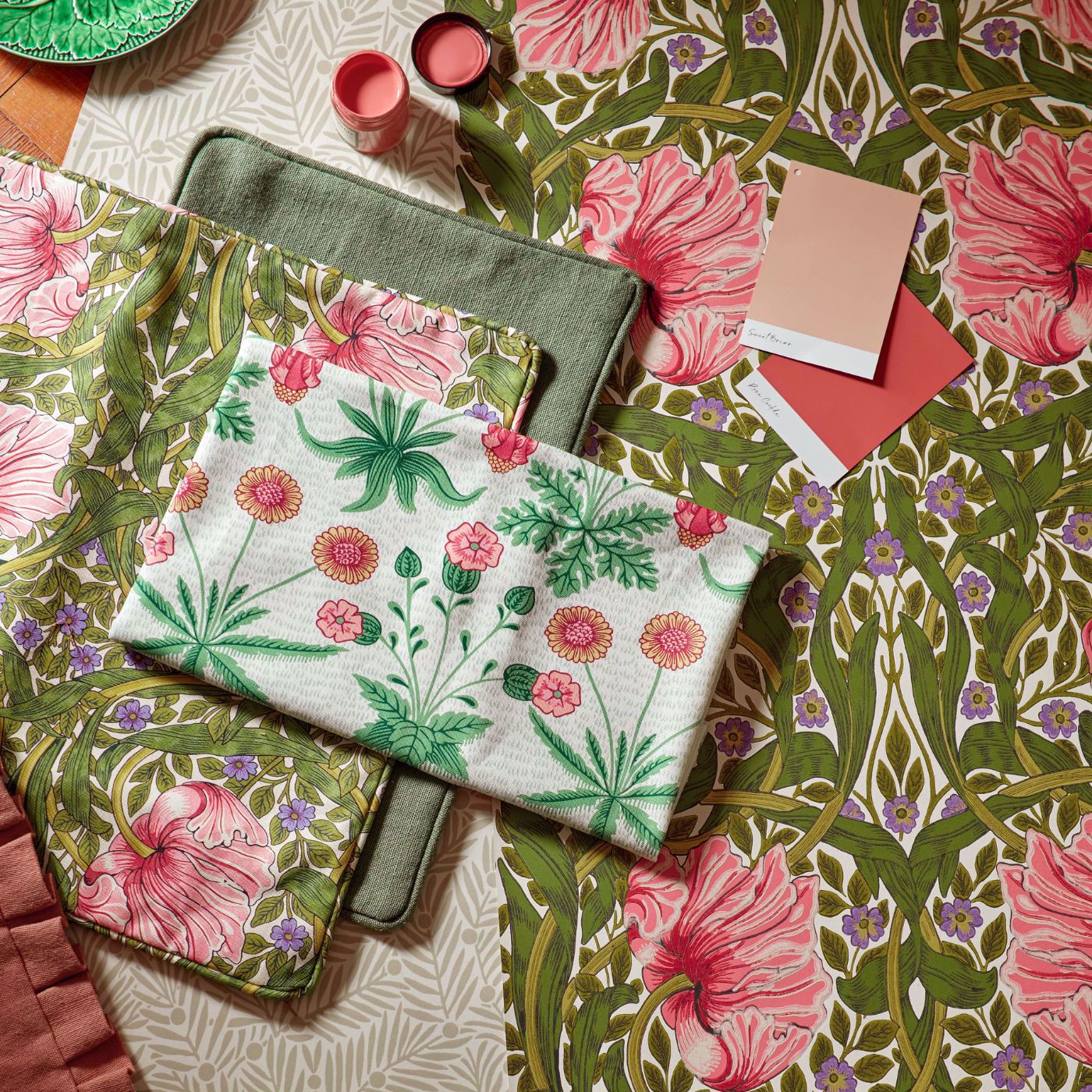 Morris and Co stof Pimpernel  Sap Green & Strawberry 227214