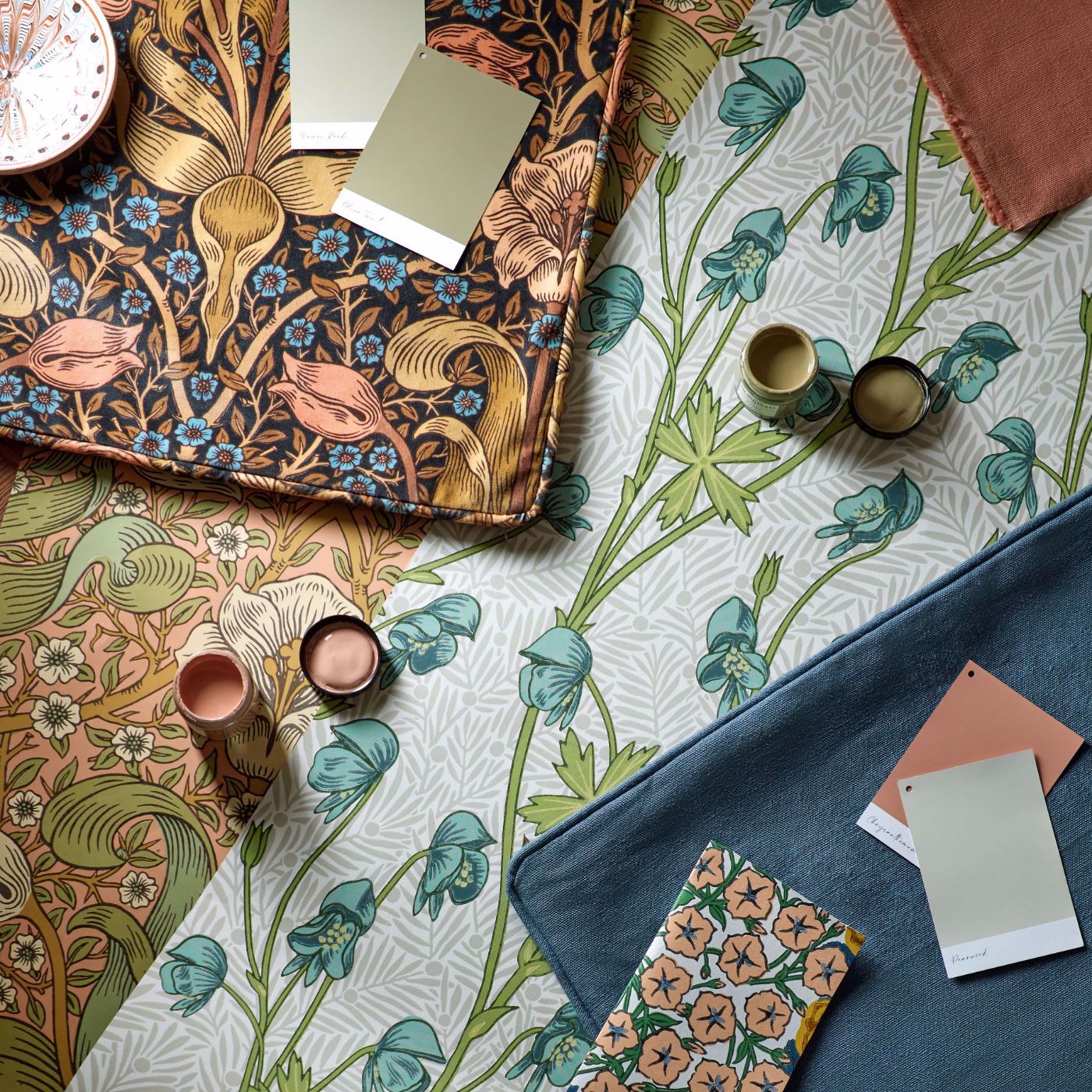 Morris and Co behang Monkshood Acua/Peashoot 217344