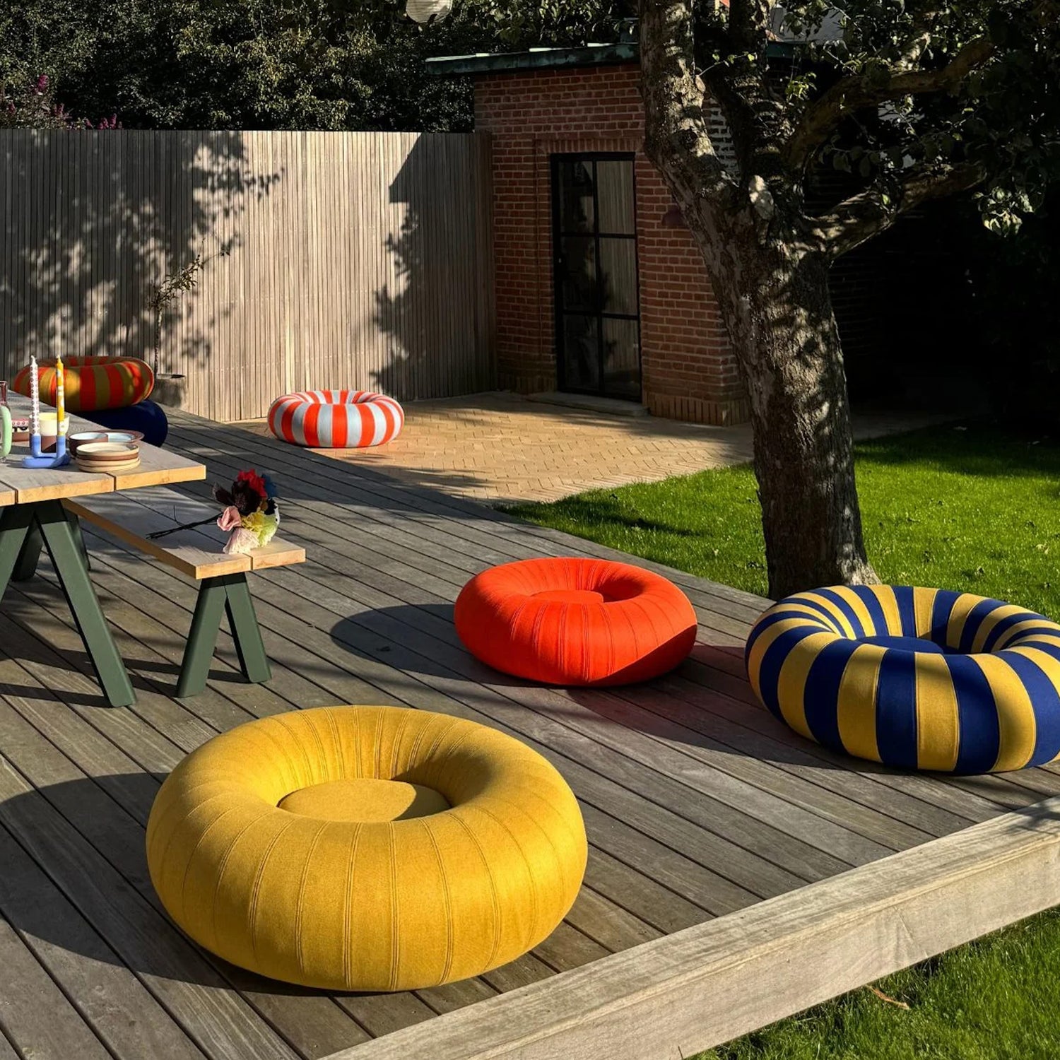 Studio About Float Large