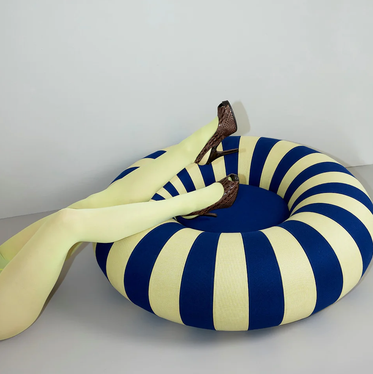 Studio About Float Medium