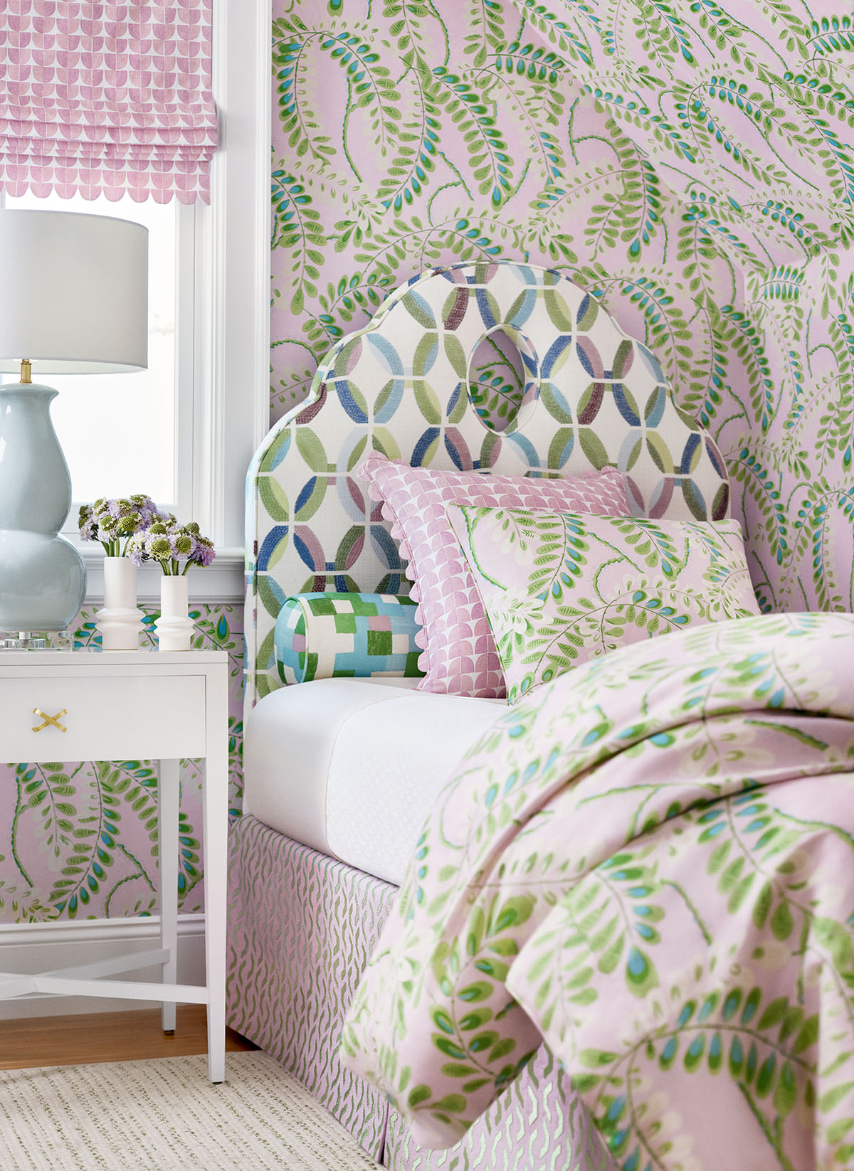 Thibaut behang Augusta T45037 Lavender in slaapkamer