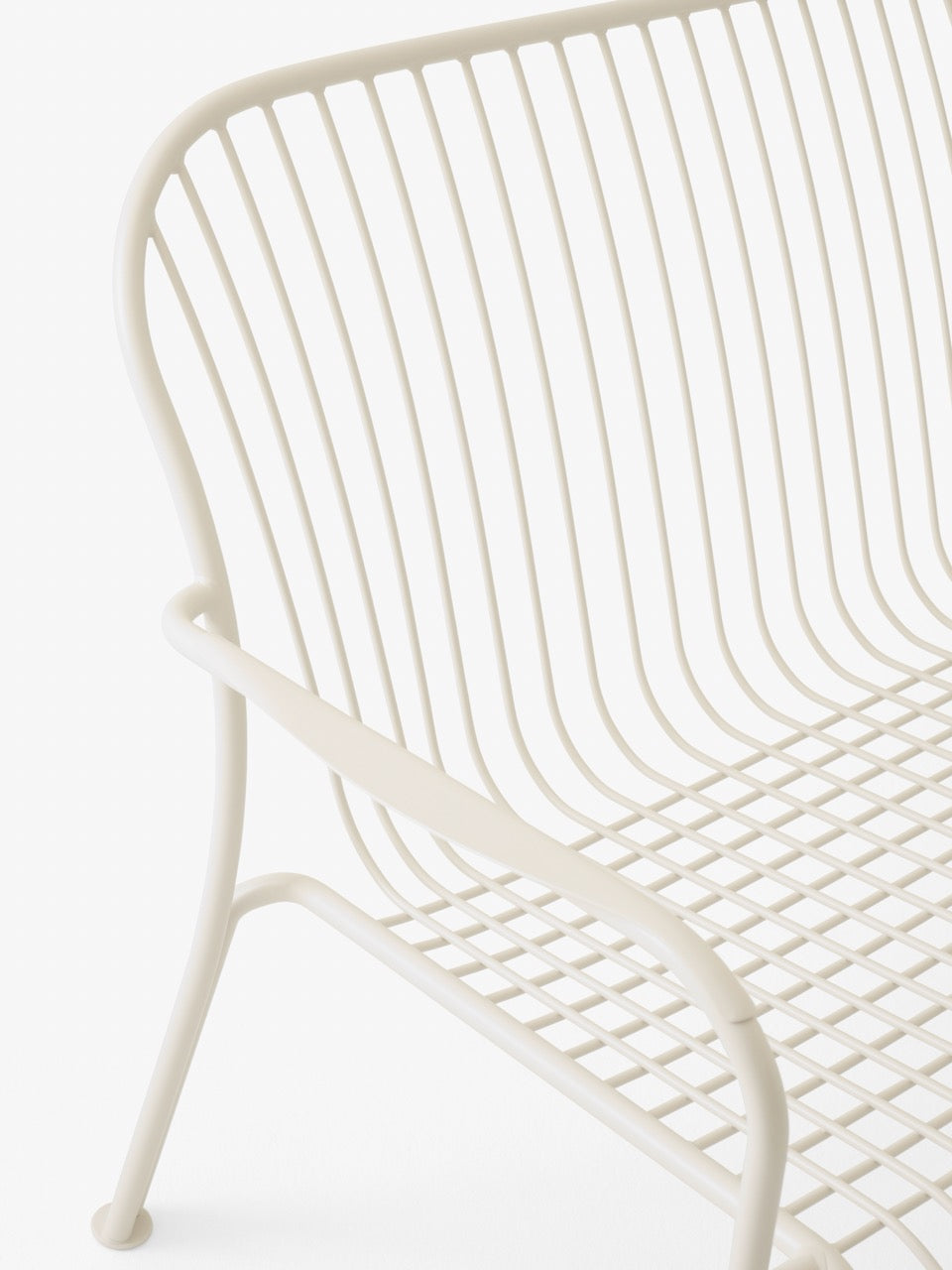 &Tradition Thorvald SC110 outdoor lounge sofa with arms ivory close-up