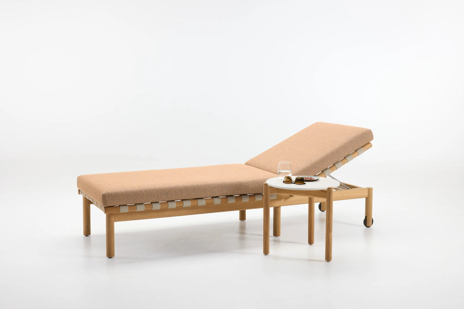 Vincent Sheppard Oda Sunlounger Teak/Flax/Sienna sfeerbeeld