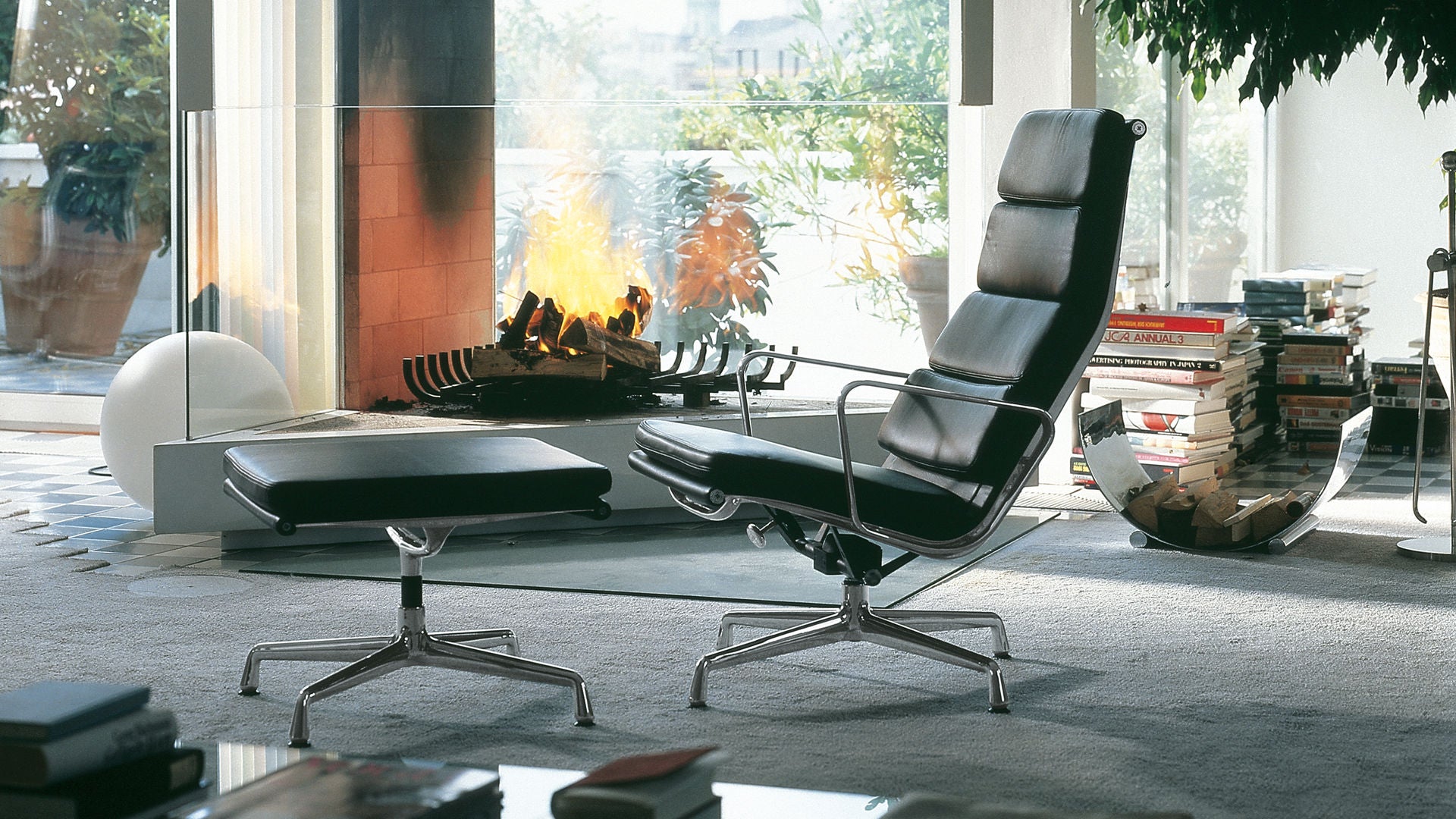 Vitra Soft Pad Lounge Chair EA 222 in zwart