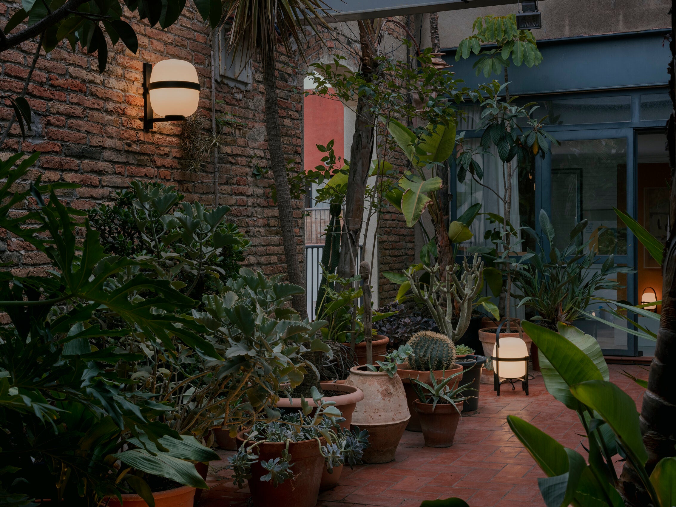 Santa & Cole Wally Cesta outdoor wandlamp
