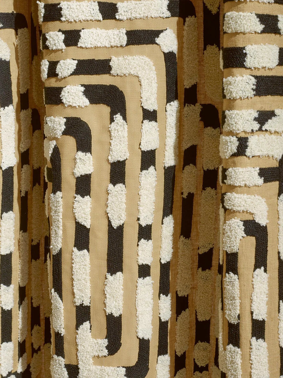 Pierre Frey stof Bhema Sable F3843001 wandkleed