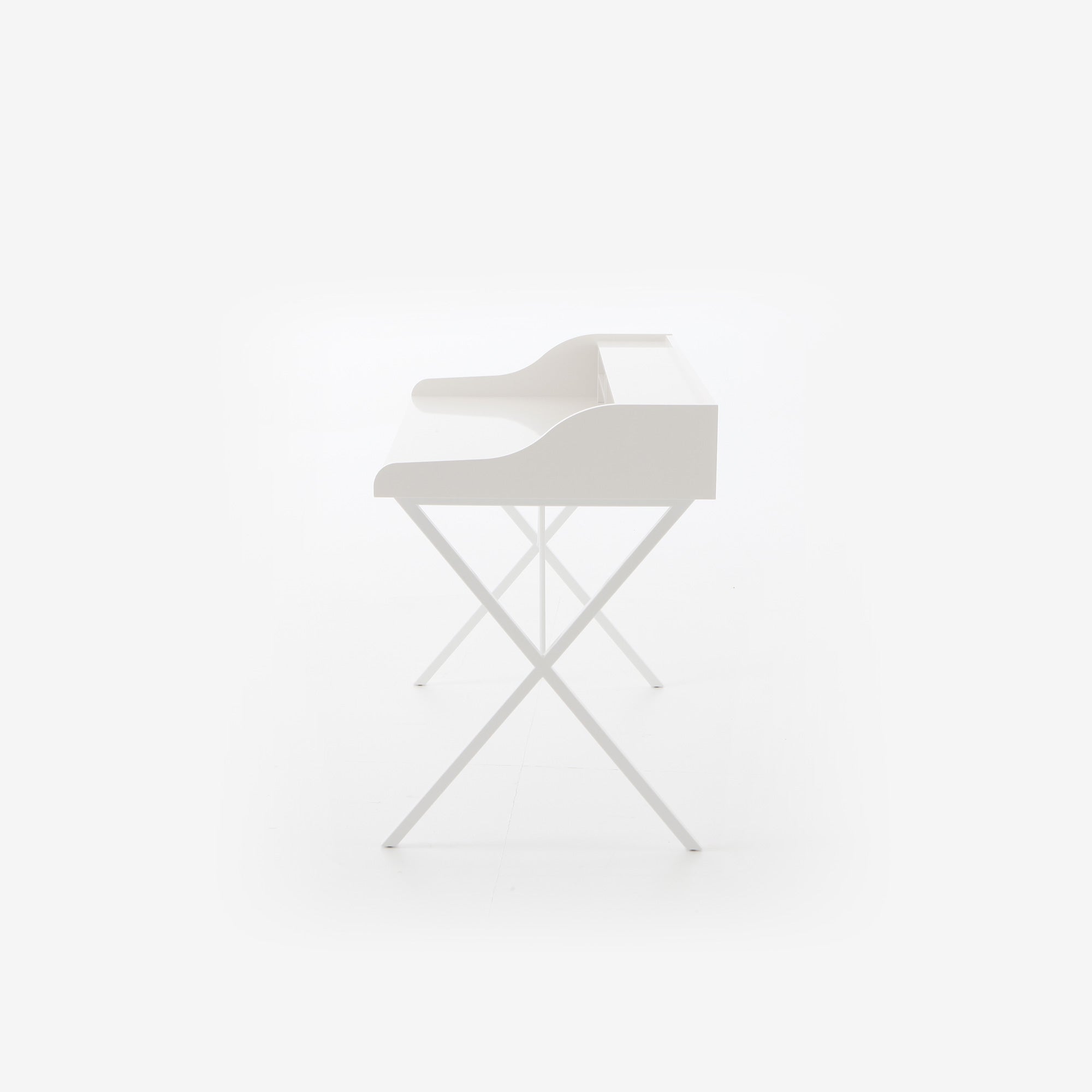 Ligne Roset Ursuline bureau wit gelakt voetstuk