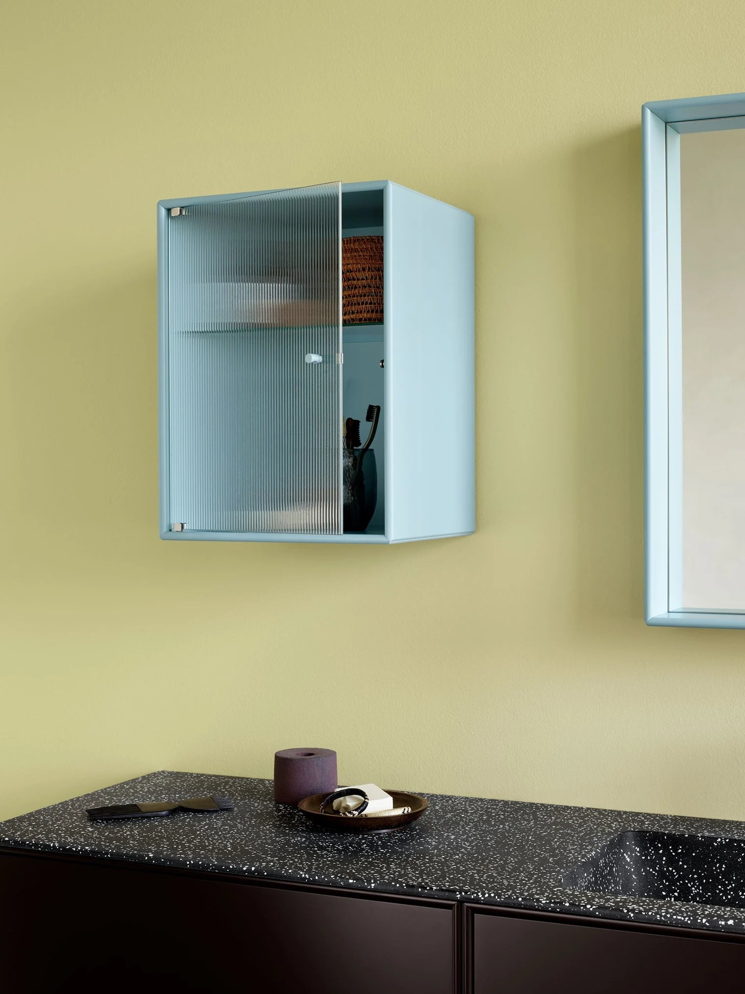 Montana Ripple bathroom cabinet licihtblauw flint badkamer sfeerafbeelding